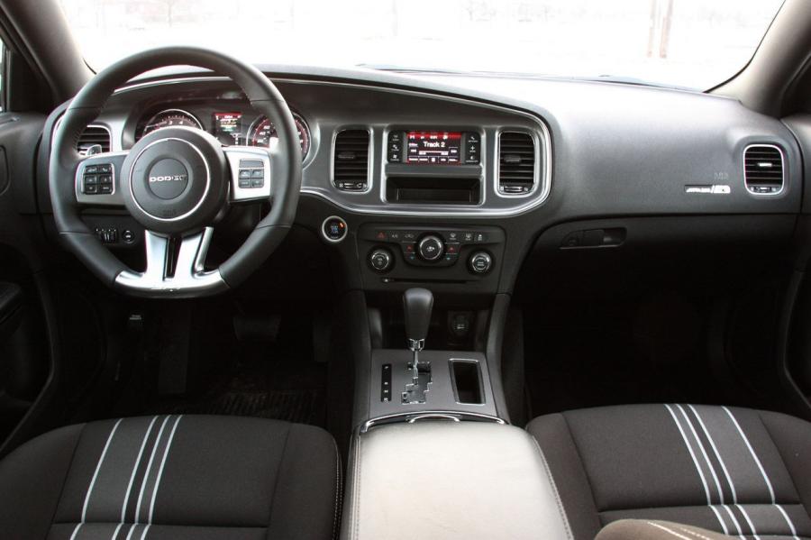  Dodge Charger SRT8 Super Bee 2013 года  (фото 19 из 30)